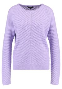 Pull lilas en maille douce, avec une texture côtelée, des motifs diagonaux, un col rond et des manches longues.
