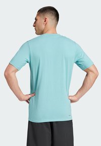 adidas Performance ESSENTIALS FEEL READY - Camiseta deportiva - mint ton   black