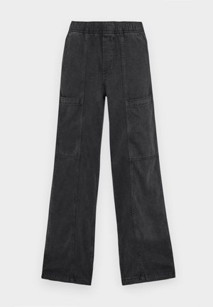 Pantaloni negri cu croi larg, din denim, cu un tiv elastic și mai multe buzunare exterioare pentru utilitate. Textură netedă și croi drept.