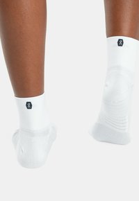 On PERFORMANCE MID - Șosete sport - white   ivory