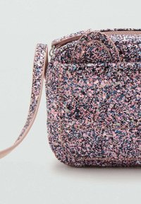 Borsa a tracolla scintillante in rosa e blu con una sola cinghia, dotata di una cerniera e una piccola tasca anteriore.