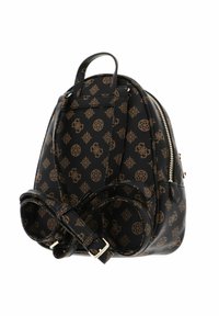 Schwarzer Kunstleder-Rucksack mit braunem Logomuster, ausgestattet mit verstellbaren Trägern, einem Reißverschluss und einem kleinen Tragegriff oben.
