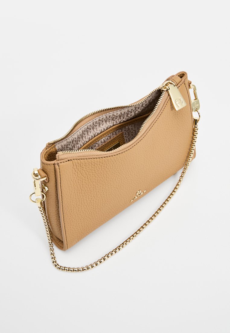 Bolso de mano de cuero color marrón claro con un acabado texturizado, correa de cadena dorada y un interior estampado. Cuenta con cierre de cremallera y detalle de logo.