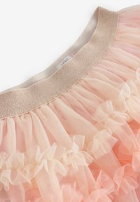 Tessuto di tulle rosa chiaro con un design a ruffle testurizzato e una cintura in satin dorato. Presenta ruffles sovrapposti e un aspetto morbido e trasparente.