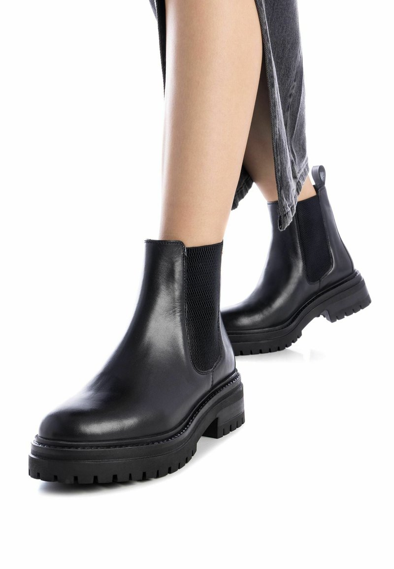 Carmela Botines con plataforma - black