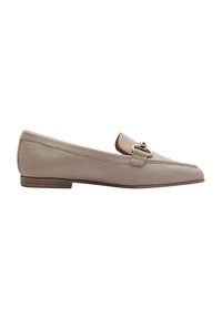 Beige suede instappers met een spitse neus, voorzien van een decoratieve gouden gesp en een lage houten hak. Gladde textuur met minimale stiksels.