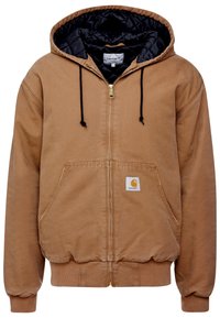 Brun huvad jacka med svart vadderad insida. Har en dragkedja framtill, två framfickor och en framträdande logotypmärke. Ribbstickade muddar och nederkant.