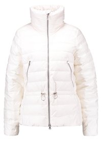 Bílá péřová bunda s vysokým límcem, zapínáním na zip vepředu a dvěma kapsami na zip. Má prošívaný design a poutka v oblasti pasu.