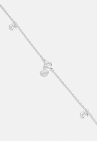 Hõbedane kettkäevõru, millel on kolm dekoratiivset elementi: kaks roosi ja ühe kooriku, kõik poleeritud pinnaga.