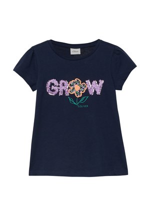 Granatowa koszula z krótkim rękawem i bufkami na ramionach, z napisem "GROW" z cekinów, gdzie literę "O" zastępuje grafika kwiatu.