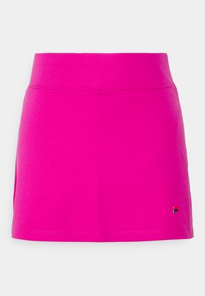 Ljust rosa sportkjol med en åtsittande midja och liten FILA-logotyp nära nederkanten på vit bakgrund.