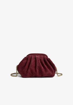 Geantă plic din piele întoarsă bordo, cu un design plisat, prevăzută cu o curea tip lanț. Textură moale, cu detalii pliate pentru un plus de dimensiune.