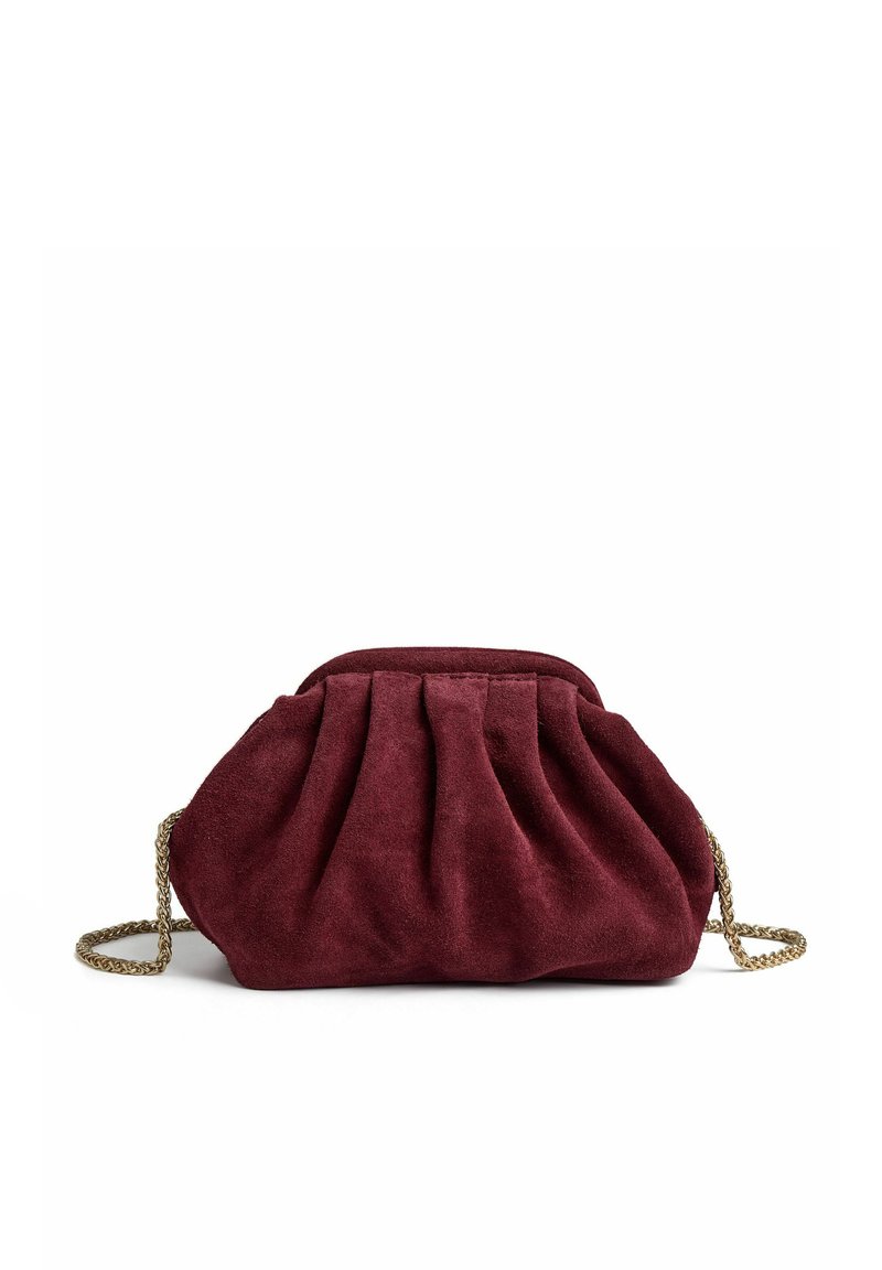 Bordó színű velúr borítéktáska redőzött mintával, láncos pánttal. Puha tapintású anyag, pliszírozott részletekkel a mélység fokozásáért.