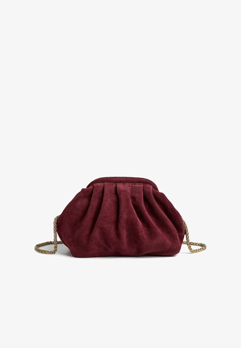 Bordó színű velúr borítéktáska redőzött mintával, láncos pánttal. Puha tapintású anyag, pliszírozott részletekkel a mélység fokozásáért.