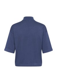 Tengerészkék kötött póló rövid, nyitott gallérral és széles ujjakkal. A szövet texturált felületű és kényelmes, laza szabású.