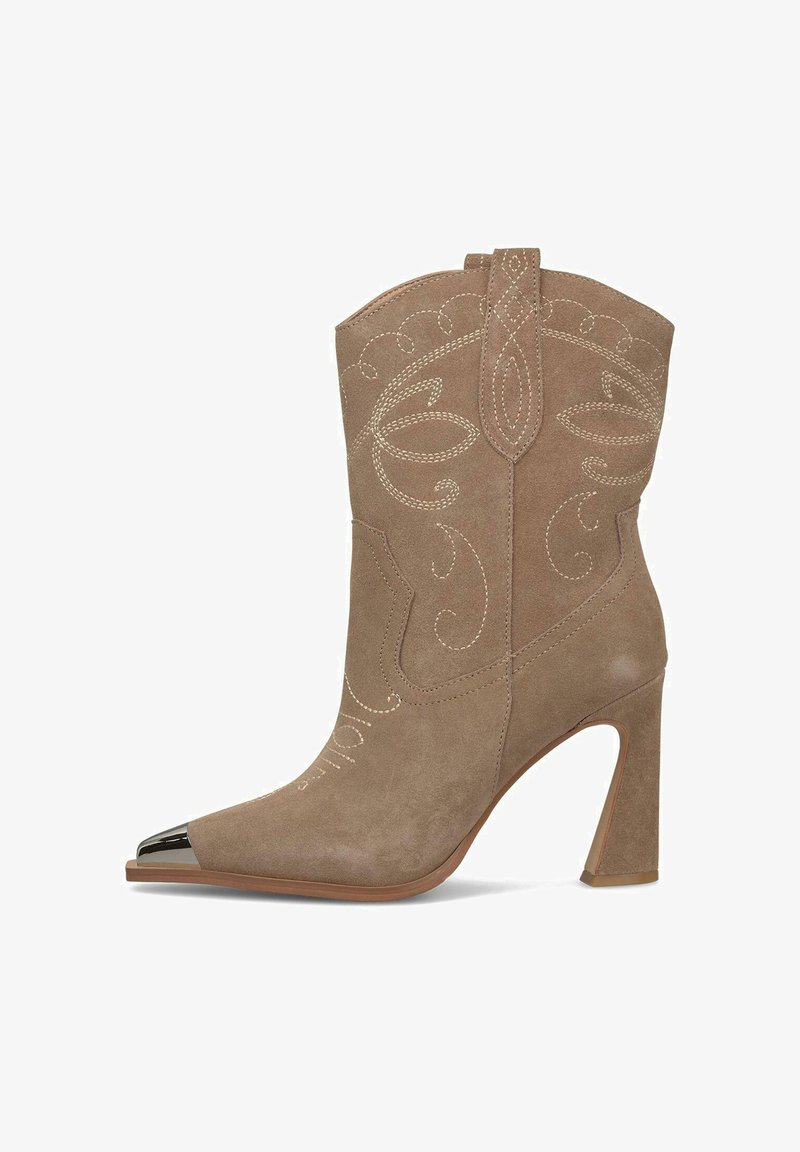 Beżowe zamszowe botki za kostkę z ostrym czubkiem, metaliczną końcówką i dekoracyjnym przeszyciem. Posiadają wysoki obcas i pętelkę z tyłu.