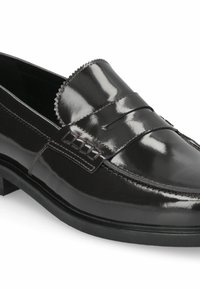 Mocasines de charol negro con un acabado suave, costuras decorativas y un acento de correa. Diseño de punta redonda y tacón bajo tipo bloque.