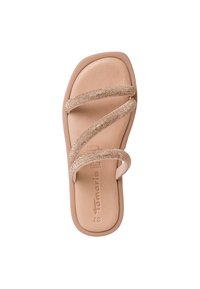 Sandalo beige chiaro con tre cinturini metallici caratterizzati da una superficie texturizzata. Soletta ammortizzata con logo impresso e una suola liscia.