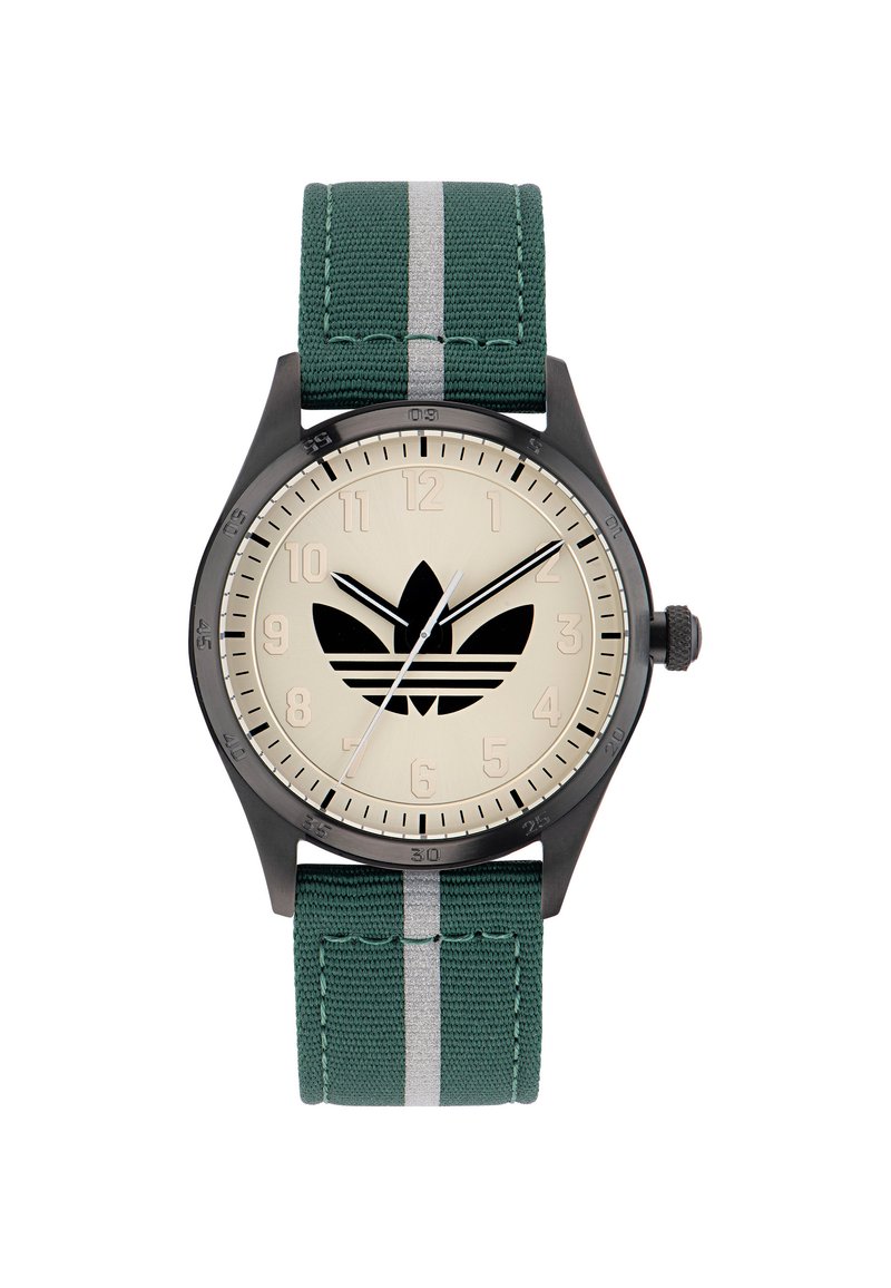 Schwarze Uhr mit rundem Ziffernblatt, crèmefarbenem Zifferblatt, silbernen Indizes und einem schwarzen Adidas-Logo. Das grüne Stoffarmband hat graue Streifen.