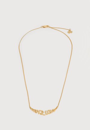 Collier délicat en chaîne d'or avec pendentif texte « PEACE LOVE » en lettres majuscules cursives sur fond clair.