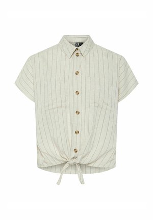 Bluzka krótko rękawowa w jasnym beżu z pionowymi paskami, kołnierzykiem, zapinana na guziki z dwoma kieszeniami na piersiach i związanym dołem. Materiał wydaje się być textured.