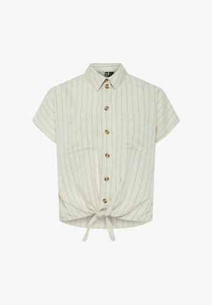 Bluzka krótko rękawowa w jasnym beżu z pionowymi paskami, kołnierzykiem, zapinana na guziki z dwoma kieszeniami na piersiach i związanym dołem. Materiał wydaje się być textured.