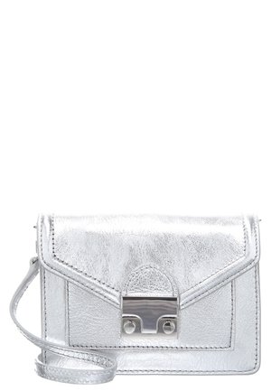 Petit sac bandoulière en cuir argenté avec rabat avant et fermoir métallique, avec une lanière de poignet attachée.