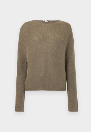 Pull court à manches courtes de couleur vert olive atténuée, confectionné en tissu maille doux. Doté d'un col rond et d'une coupe décontractée.