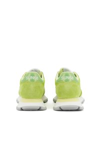 Zapatillas de gamuza verde con suelas de color gris claro. Cuentan con un collarín acolchado, logo en el talón y una capa suave. Diseño clásico de zapatillas para correr.