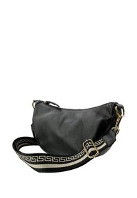 Zwarte leren tas met een gebogen vorm en een getextureerd oppervlak; heeft een patroonriem in crème en zwart, afgewerkt met gouden beslag.