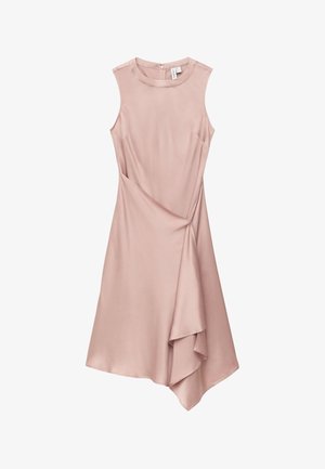 Abito senza maniche rosa polveroso, lunghezza al ginocchio, con scollo rotondo e dettaglio di gonna drappeggiata asimmetrica su sfondo bianco.