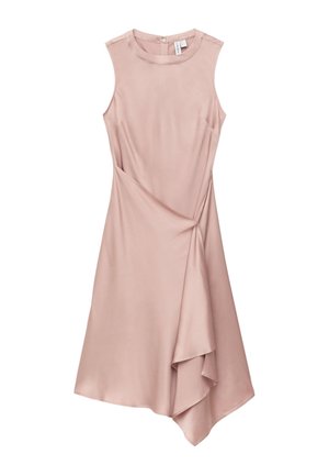 Sukienka bez rękawów w kolorze przytłumionego różu, do kolan, z okrągłym dekoltem i asymetrycznym, drapowanym detalem na spódnicy na białym tle.