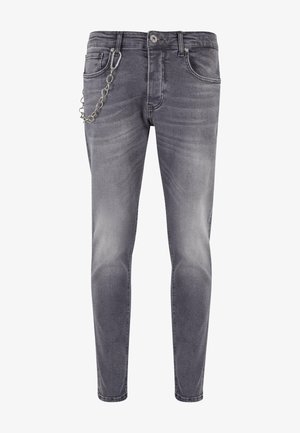 Pilkas džinsinis kelnes su siauru siluetu, blukusia apdaila ir sidabro spalvos grandinėle, prisegta prie diržo kilpos. Yra kelios kišenės ir užtrauktukas.