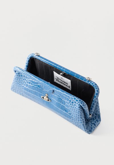 Μπλε τσάντα χειρός Vivienne Westwood με υφή κροκόδειλου, ασημί λογότυπο και μαύρη υφασμάτινη εσωτερική επένδυση, εμφανίζεται ανοιχτή.