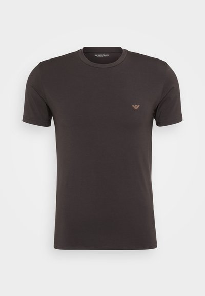 T-shirt de algodão preto com gola redonda, mangas curtas e um pequeno logótipo castanho no lado esquerdo do peito. Textura suave e ajuste regular.