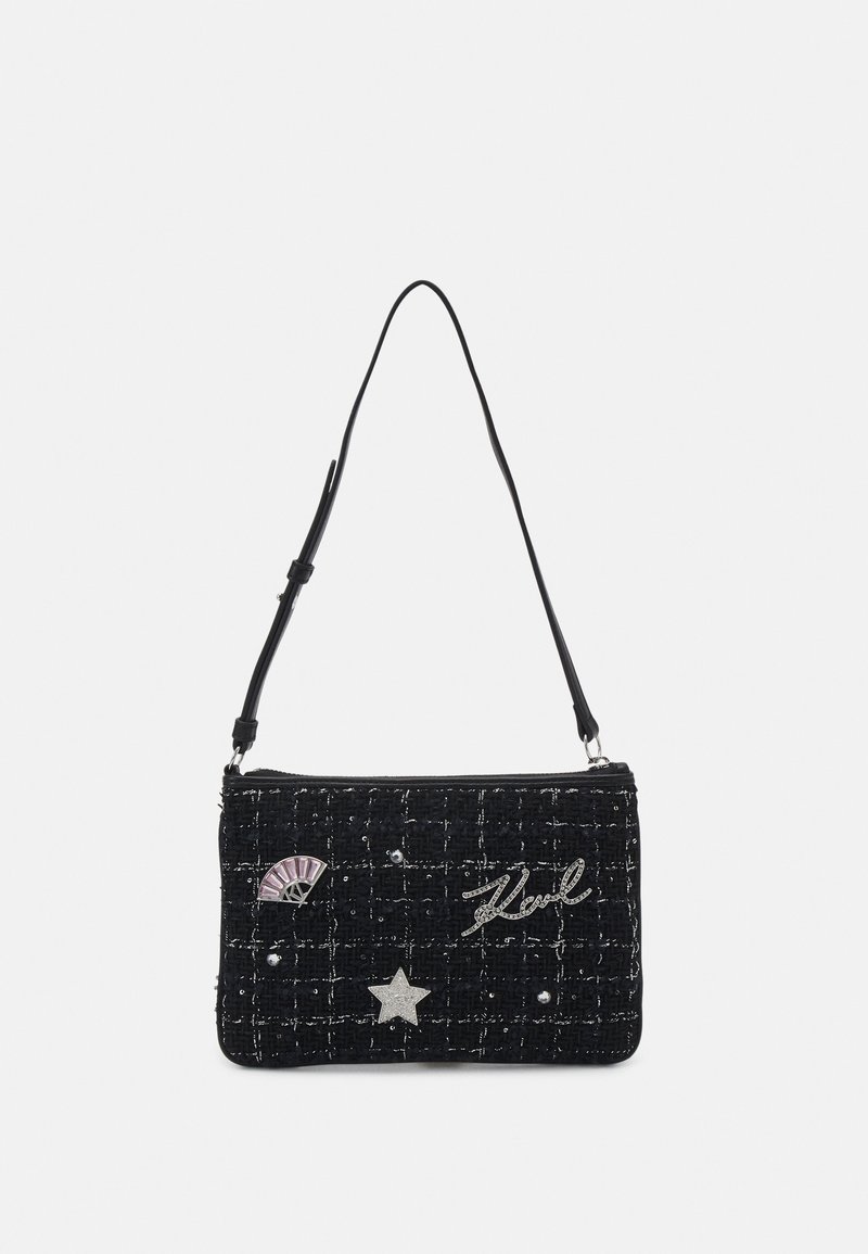 Sac à main noir texturé avec bandoulière réglable, décoré d'une étoile argentée, d'un éventail, de petites perles et d'une embellissement en écriture cursive "Karl".
