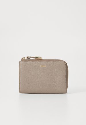 Portefeuille Furla en cuir taupe clair, avec une fermeture éclair, surface texturée et détail du logo doré sur le devant. Forme rectangulaire compacte.