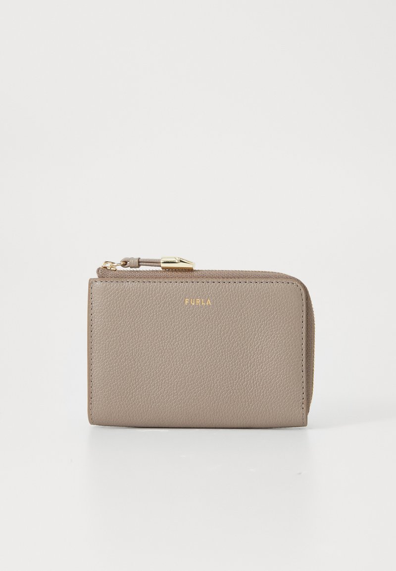 Carteira Furla em pele taupe claro, com fecho de correr, superfície texturizada e detalhe em logo dourado na parte da frente. Formato retangular compacto.