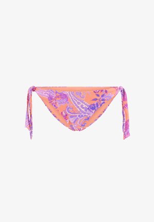Parte inferiore di bikini arancione con motivo paisley viola, dotata di lacci laterali, texture liscia e forma triangolare.