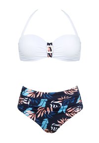 Zestaw bikini z białym topem bandeau z centralnym srebrnym klamrą. Wysokiej talii dół z granatowym tłem i różowo-niebieskim wzorem liści.
