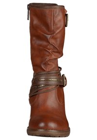 Brązowe skórzane botki do wysokości łydki z teksturowaną powierzchnią, dekoracyjnymi ciemnobrązowymi paskami z metalowymi akcentami oraz zamkiem błyskawicznym z boku.