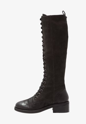 Zwarte leren kniehoge veterlaars met ronde neus, blokhak en trekkoord aan de achterkant.