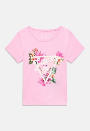 Chemise rose à manches courtes pour tout-petit avec motif floral et logo triangulaire Guess blanc, équipée de boutons-pression sur l'épaule pour un habillage facile.