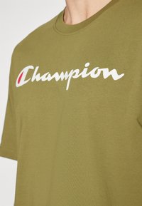 Champion ICONS CREWNECK WITH LARGE LOGO - Nyomott mintás póló - olive
