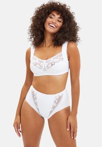 Ensemble de soutien-gorge en dentelle blanche avec des bordures en dentelle et une culotte taille haute dotée de larges bretelles, d'accents en dentelle florale et d'une texture de tissu douce.