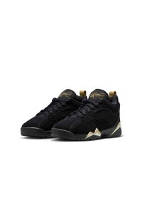 Svarta mockasneakers med mesh-detaljer, med guldfärgad branding, svarta snören, en vadderad krage och en vit sula med texturerad design.