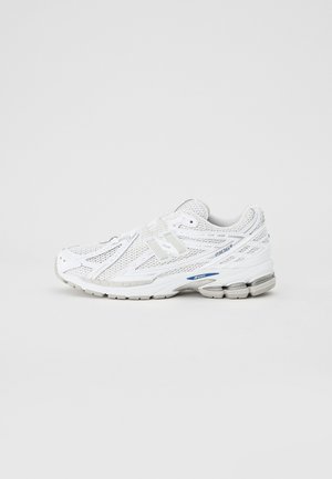 Biały but do biegania New Balance 1906R z siateczkową cholewką i amortyzowaną podeszwą, widoczny z boku na jasnym jednolitym tle.