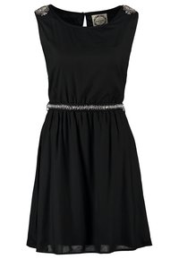 Robe noire sans manches avec taille cintrée, ceinture argentée ornée de perles et embellissements décoratifs argentés sur les coutures d'épaule.