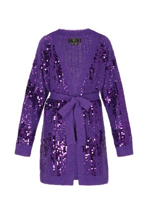Lilla fuzzy cardigan med palietter, åben front, bælte i taljen, lange ærmer og en blød tekstur. Mørkere lilla nuancer i hele designet.