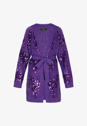 Lilla fuzzy cardigan med palietter, åben front, bælte i taljen, lange ærmer og en blød tekstur. Mørkere lilla nuancer i hele designet.